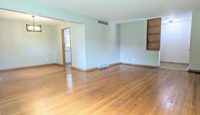 Building Photo - 330 S Oak St