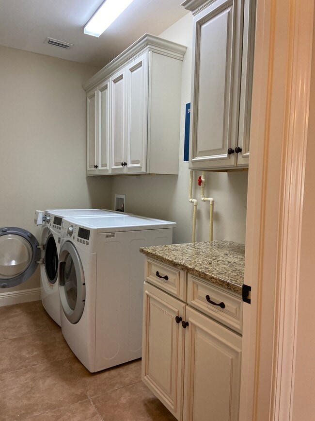 Building Photo - 4412 Vanda Dr