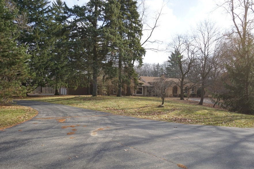 Primary Photo - 613-613 Three Oaks Rd
