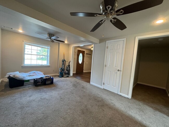 Building Photo - Beautifully updated 3-bedroom, 1-bath twin...