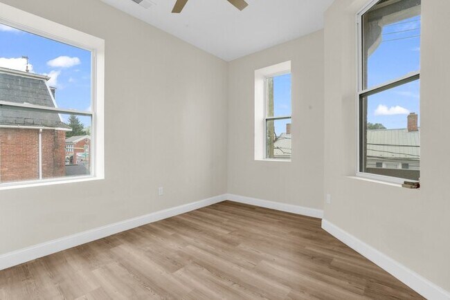 Foto del edificio - 18 N Main St