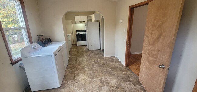 Foto del edificio - 4 Bedroom 2 Bath - Single Family Home