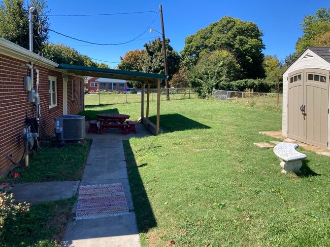 Building Photo - 1128 W 4th N St