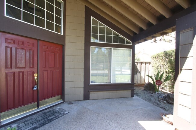 Foto del edificio - Large 4BR 3BA Updated Home in Quiet Neighb...