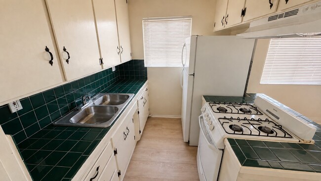 Photo - 1433 W 84th Pl (Los Angeles, CA) Apartment