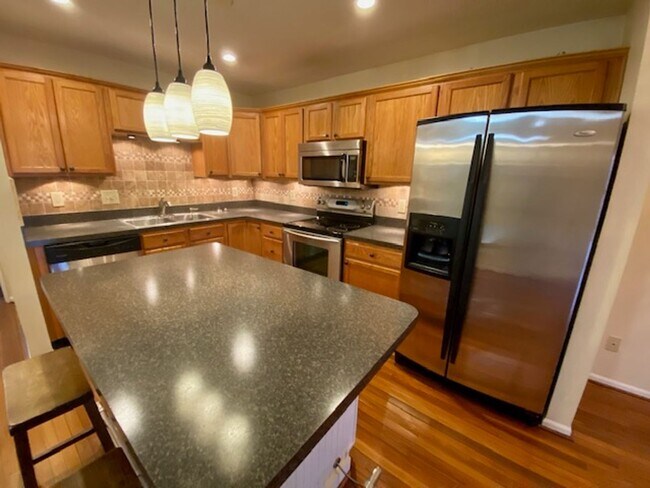 Building Photo - Beautiful 3 Bedroom 2 Full bathroom condo ...