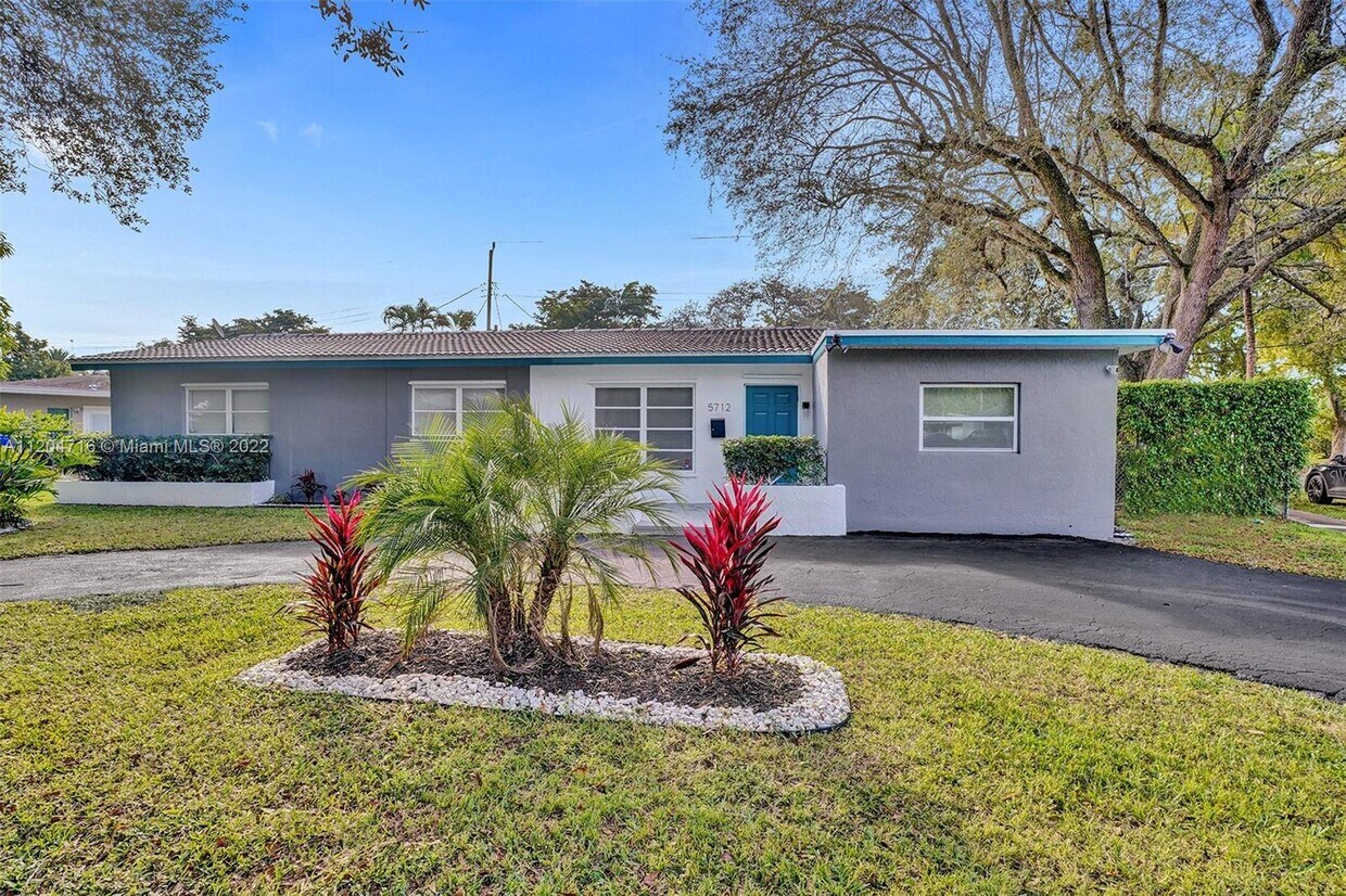 Foto principal - 5712 Monroe St