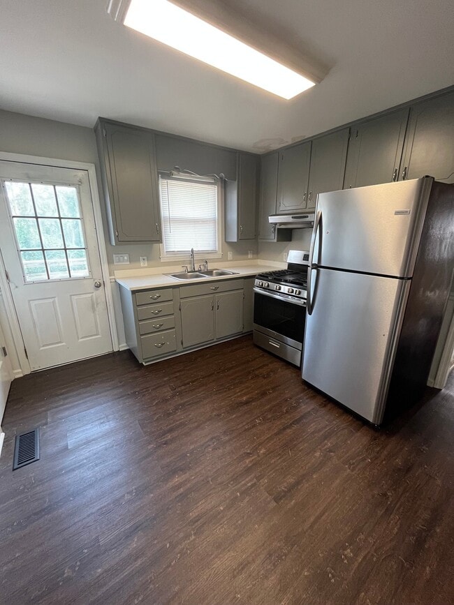 Building Photo - 1703 Mayflower Dr