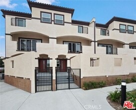 Building Photo - 904 Warwick Ave