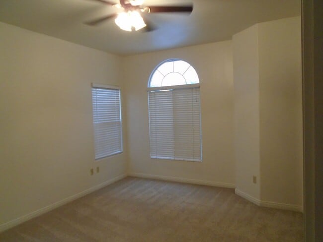 Building Photo - NORTHWEST CUTIE !  NEW PAINT AND FLOORING!!!