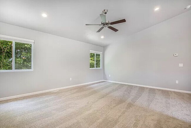 Foto del edificio - Spacious 4 bedroom for lease