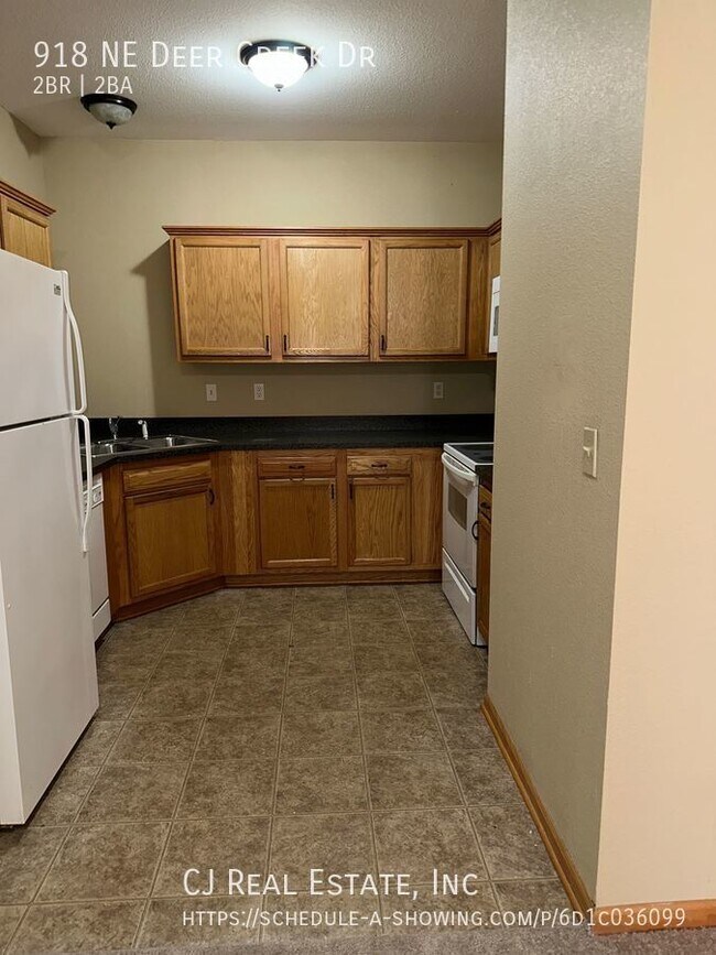 Building Photo - 918 NE Deer Creek Dr