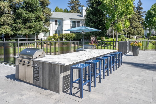 Building Photo - Cotton Wood