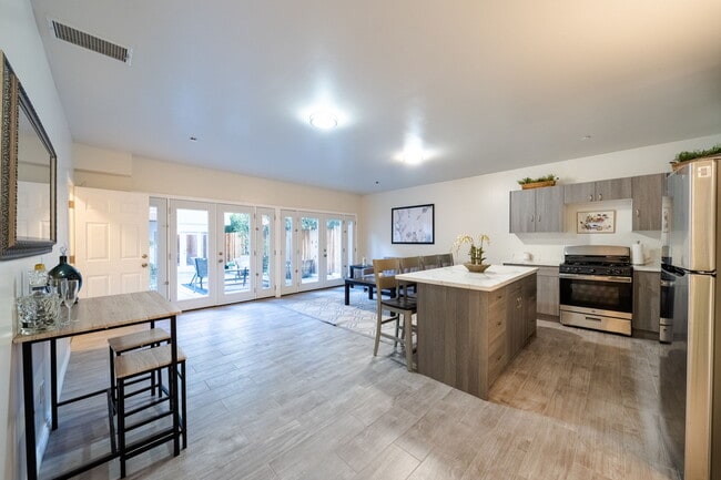 Foto del edificio - 8968 Wonderland Ave