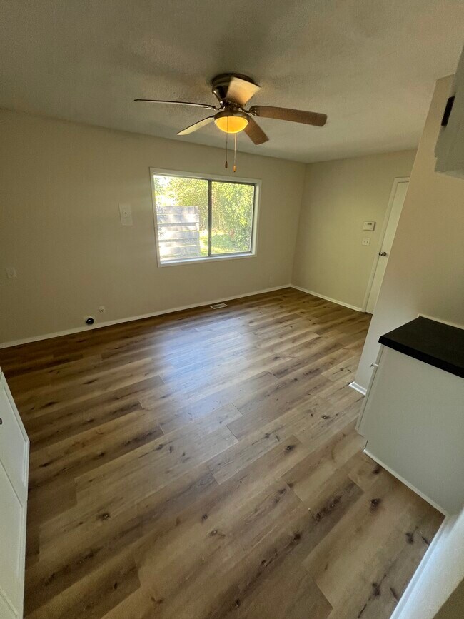 Foto del edificio - 923 Hillside Dr