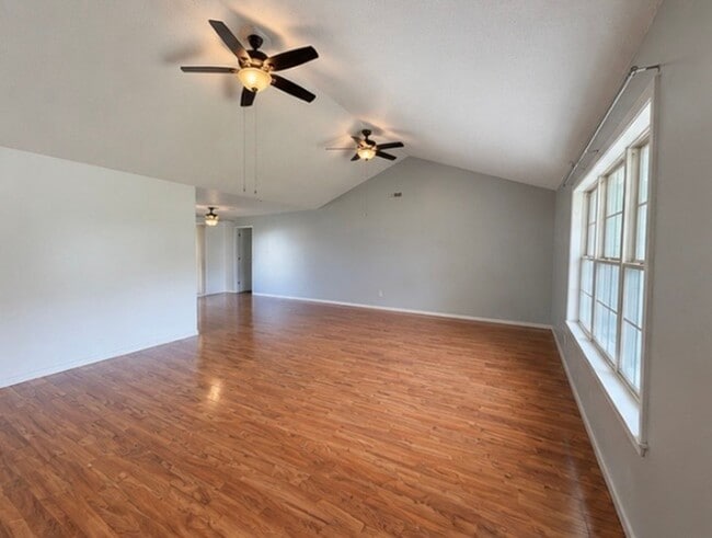 Building Photo - 3-Bedroom Home in Quiet Neighborhood Located in St. Robert, MO!