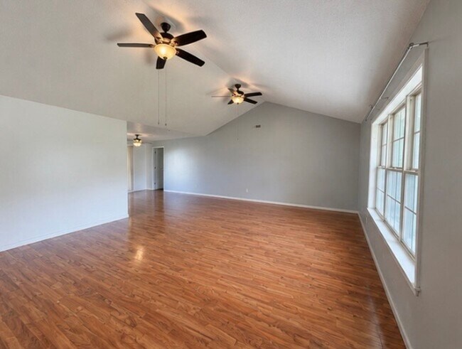 Foto del edificio - 3-Bedroom Home in Quiet Neighborhood Located in St. Robert, MO!