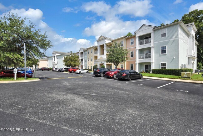 Foto del edificio - 8241 Pelican Landing Rd