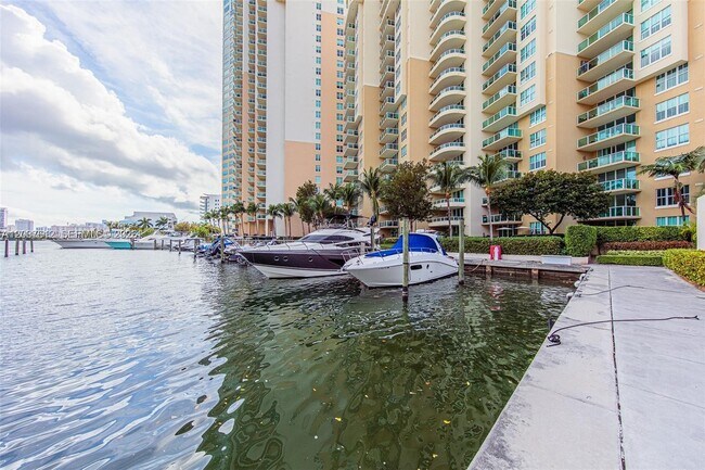 Foto del edificio - 3340 NE 190th St