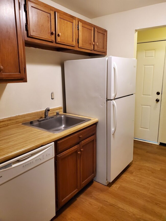 Building Photo - 2 bedroom 1 bath Lower Level Apartment in ...