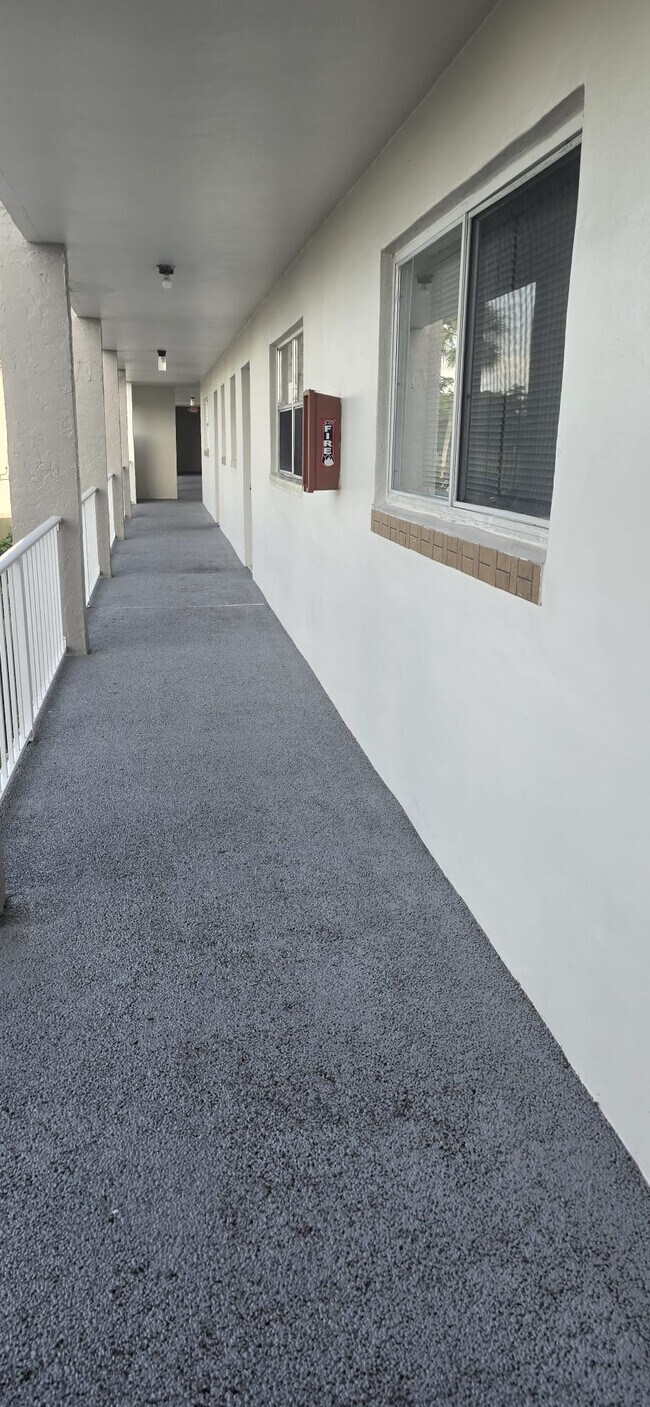 Foto del edificio - 8465 Sunrise Lakes Blvd