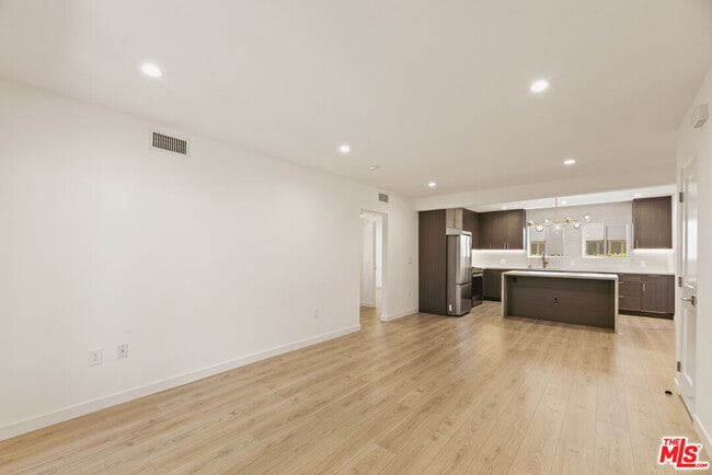 Foto del edificio - 751 N Alfred St