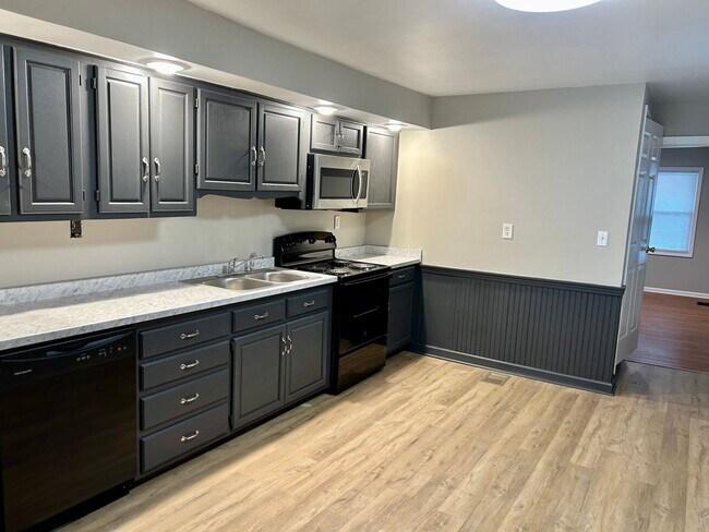 Building Photo - 4 br, 1 bath House - 1101 W Whitney Ave
