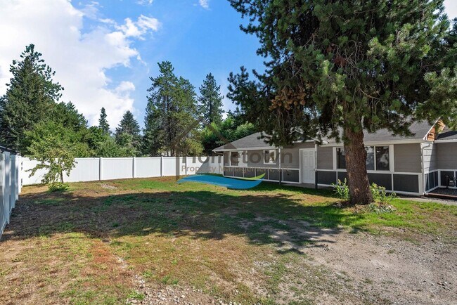 Foto del edificio - 3 Bedroom Home with Attached 3-Bay Garage ...