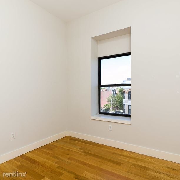 Building Photo - 544 Throop Ave