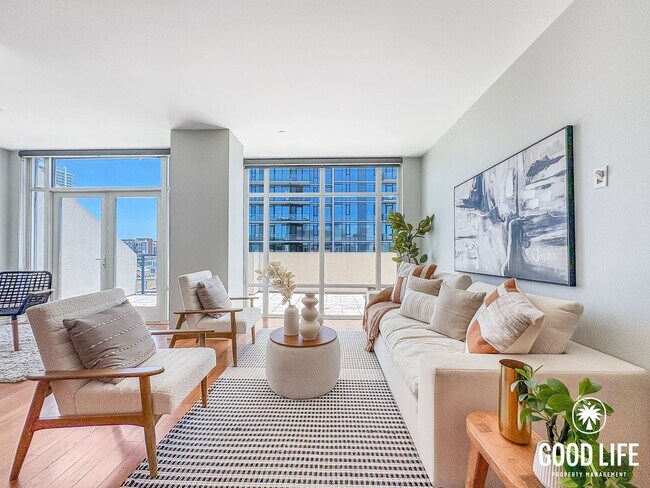 Foto del edificio - Luminous 2BD/2BA Apartment in East Village with Reserved Parking, City Views & Rooftop Amenities