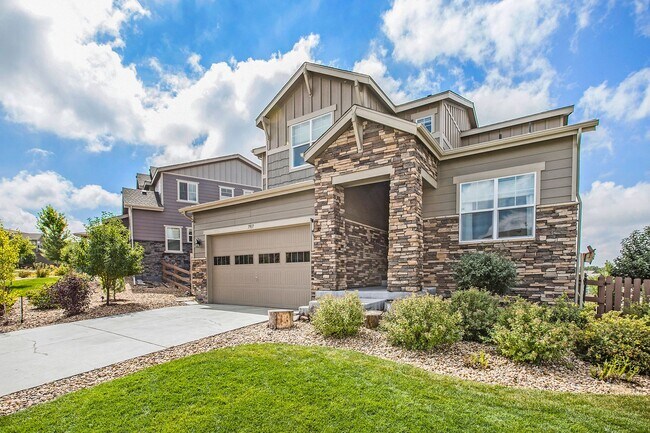 Building Photo - Elegant and spacious home with mountain vi...