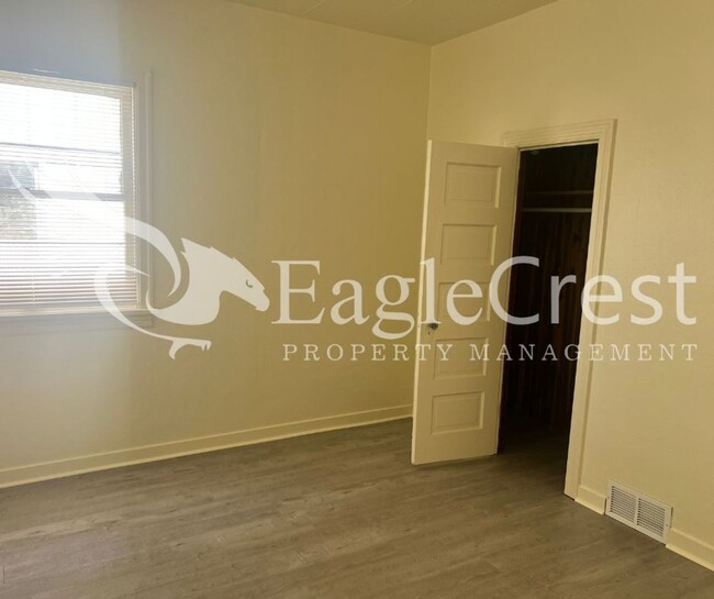 Building Photo - Three Bedroom, Two Bathroom House with Ful...