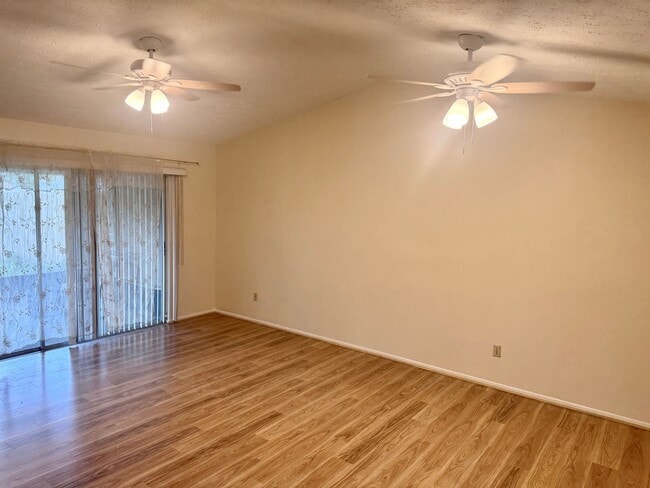 Foto del edificio - 2/1 Townhome Located in Carrollwood WITH G...