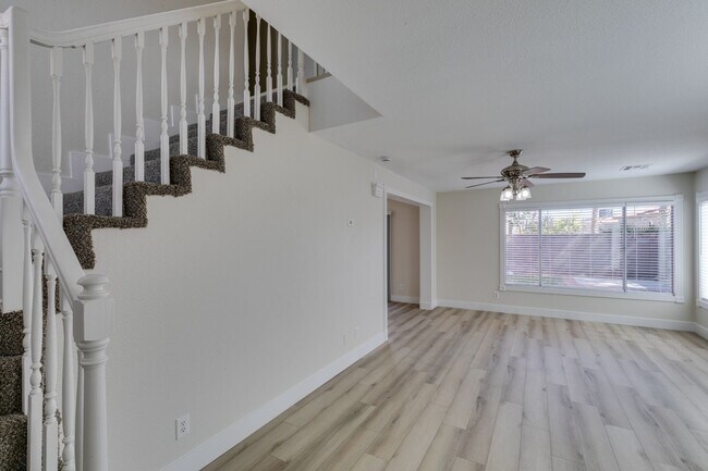 Foto del edificio - WHITNEY RANCH FRESHLY UPDATED 4 BEDROOM HOME WITH LARGE BACKYARD