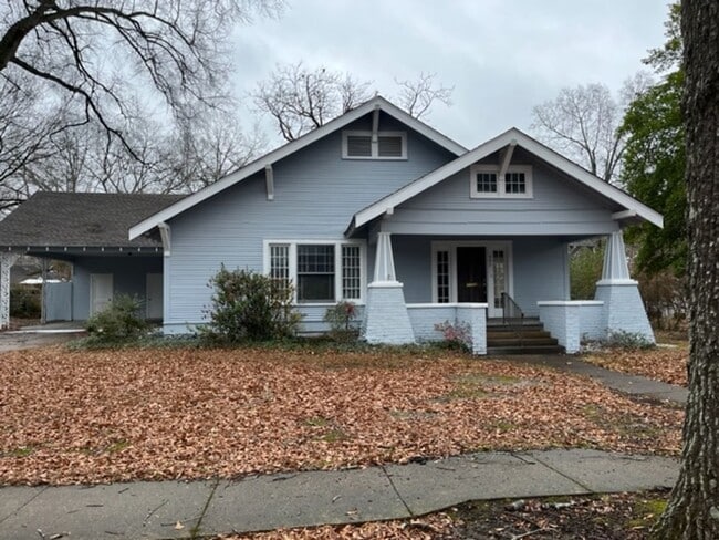 Building Photo - Beautifully rehabbed 4 Bedroom 2 Bath olde...