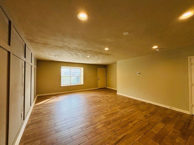 Building Photo - 4 Bedroom 2.5 Bath Townhouse