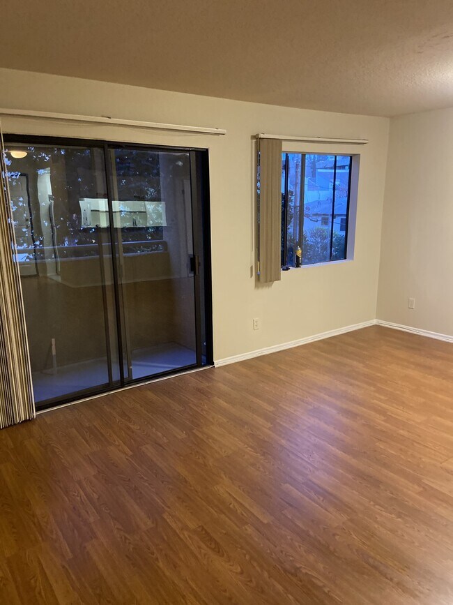 Midvale Ashton Plaza Apartments in Los Angeles, CA