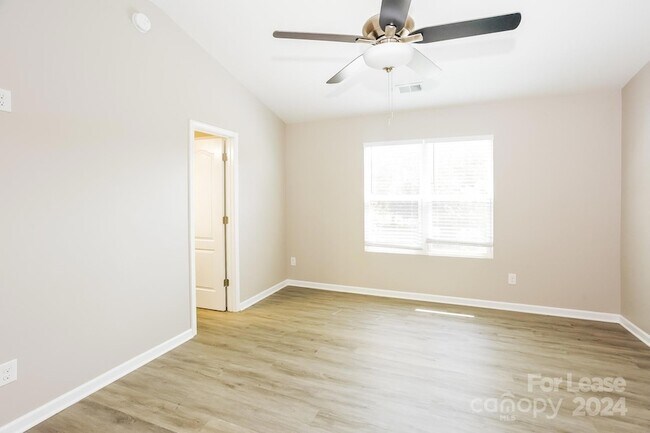 Building Photo - 104 Autumn Bluff Cir