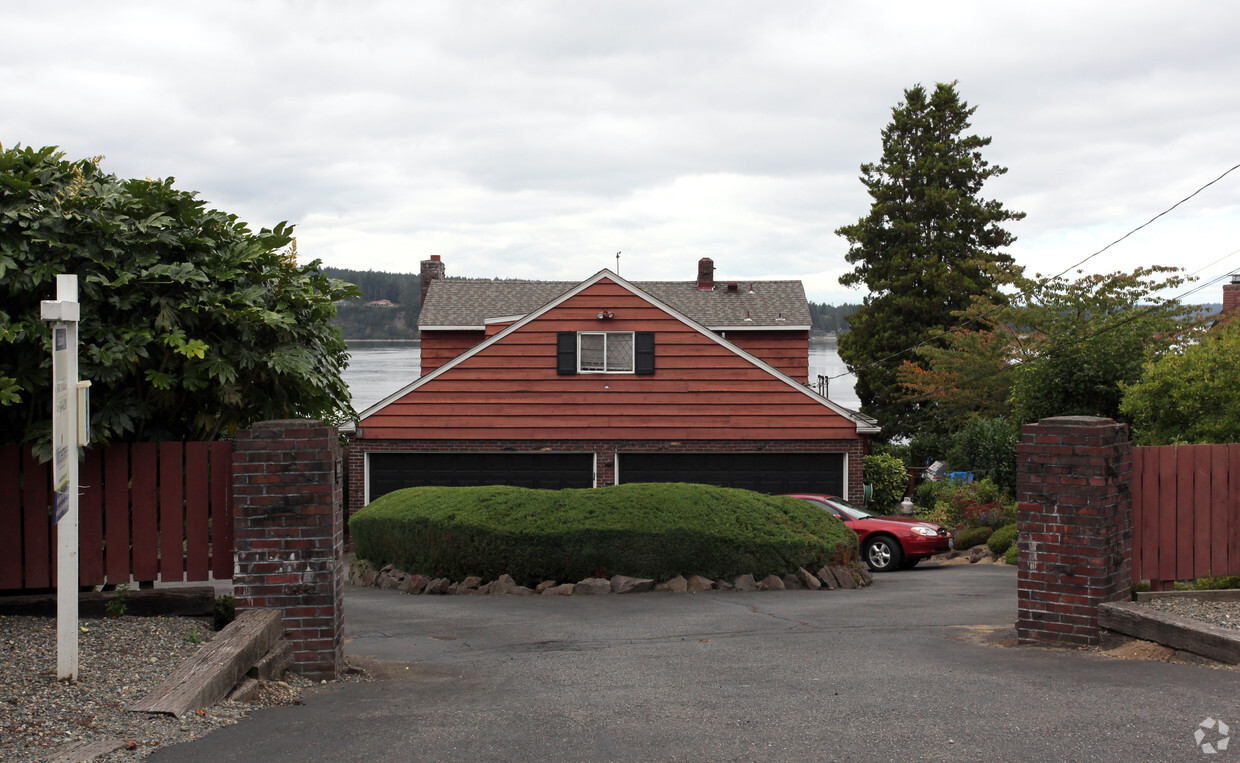 Building Photo - Waterfront Triplex