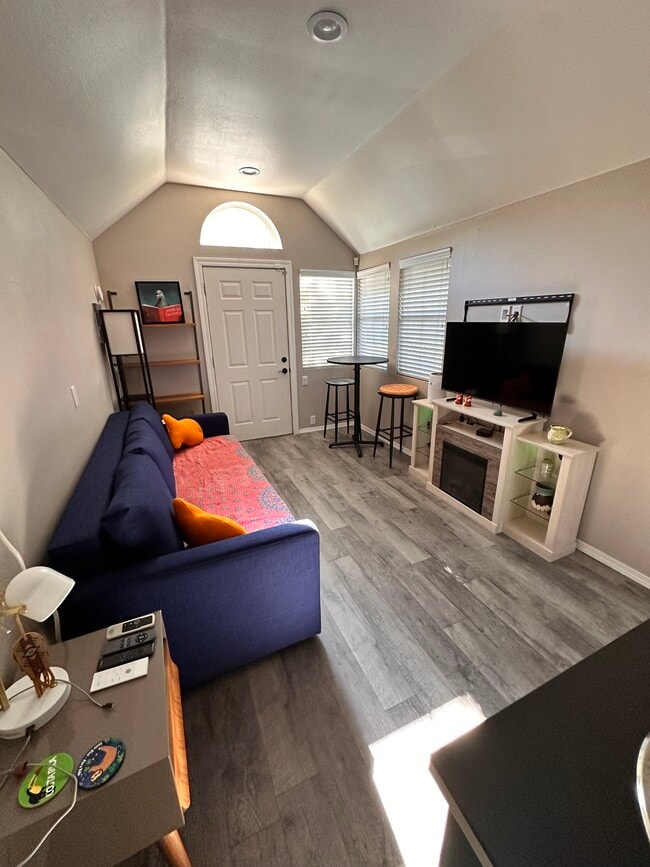 Building Photo - 5409 Kingswood Dr