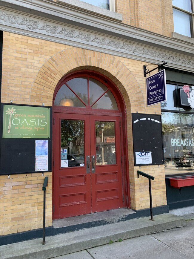 Restaurant & Retail Establishments in Building - 465 Main St