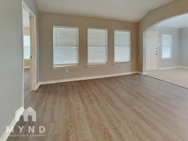 Building Photo - 7014 Crescent Moon Dr