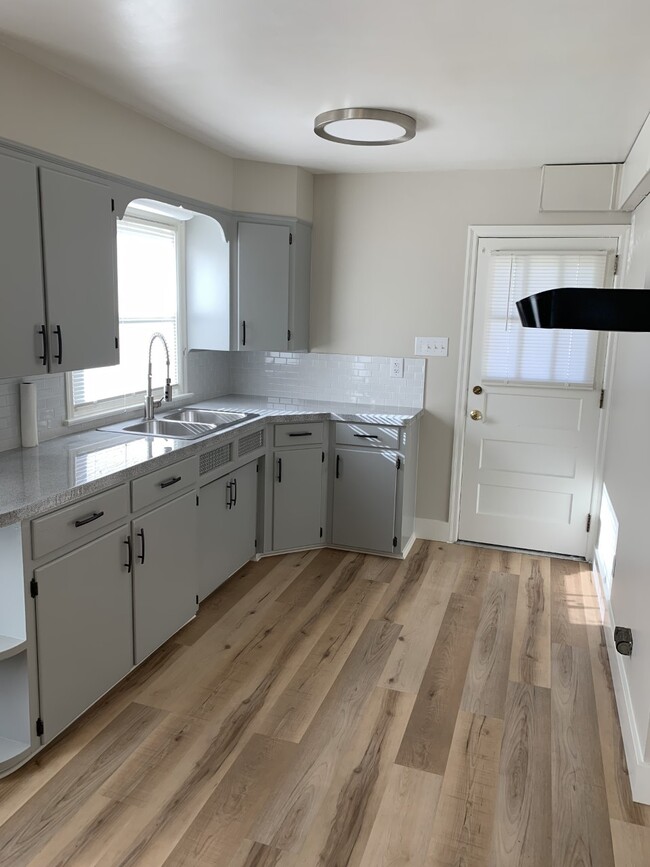 Kitchen - 415 Clayton Ave