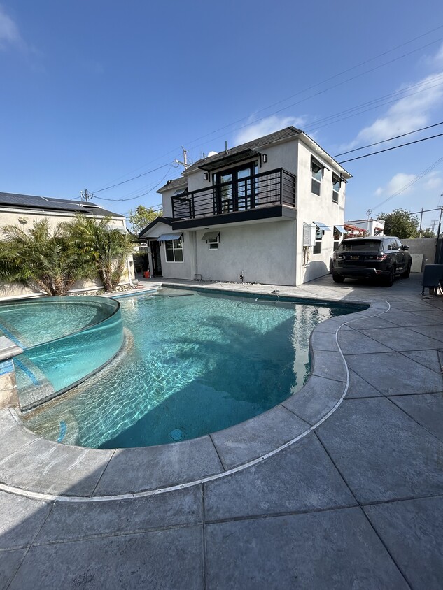 Foto principal - 1858 W 83rd St