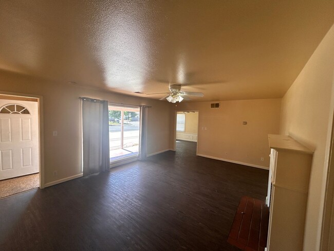 Building Photo - Affordable in Northwest Hanford with central air