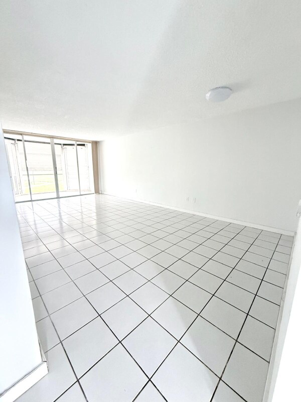 Building Photo - 1601 NE 191st St