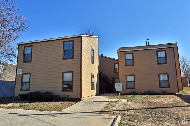 Exterior Photo of 901-911 E Brooks St - 901-911 E Brooks St