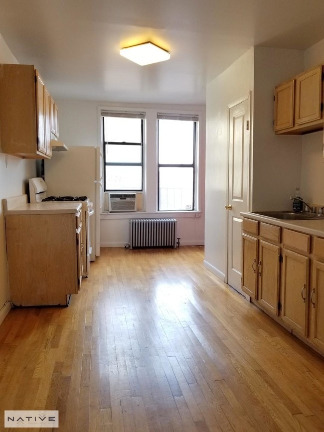 Building Photo - 584 7th Ave