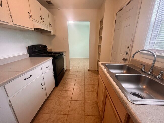 Foto del edificio - 809/811 Valley Rd