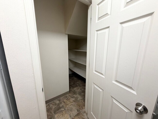 Foto del edificio - Super Cute Spacious 2BD 2BA in the Hillsdale Neighborhood!